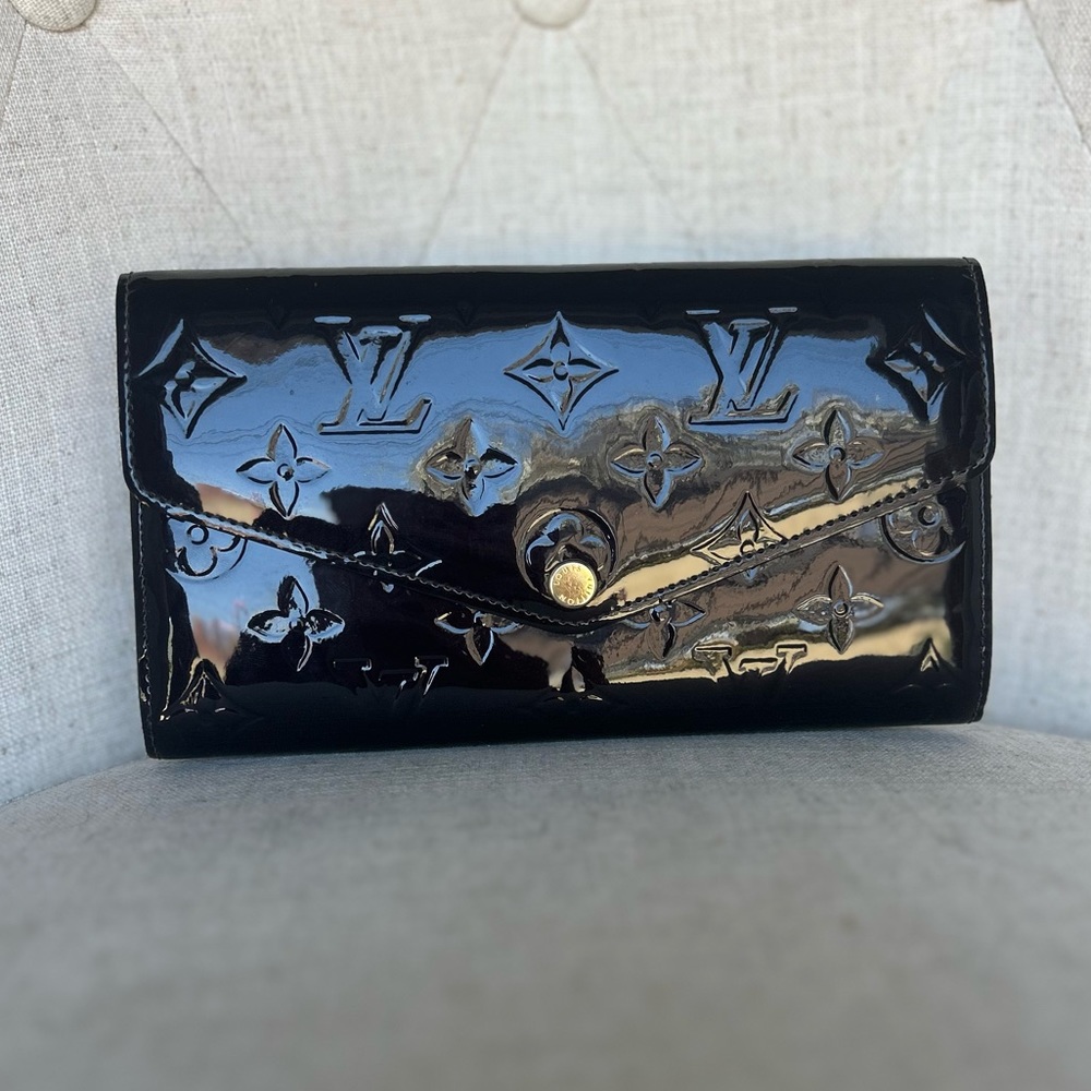 Authentic Louis Vuitton LV Vernis Amarante Sarah Wallet on Chain Designer